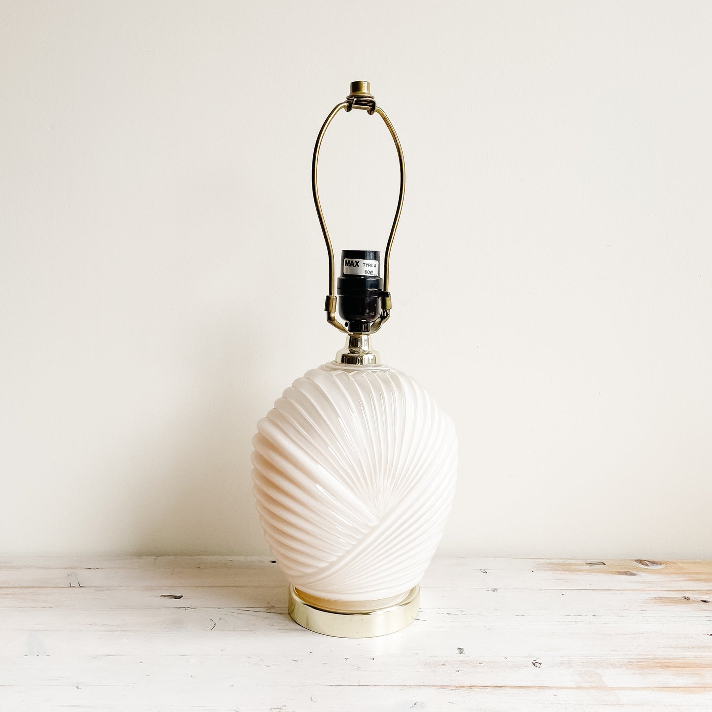 Cream/White 1980s Art Deco Shell Lamp (13")