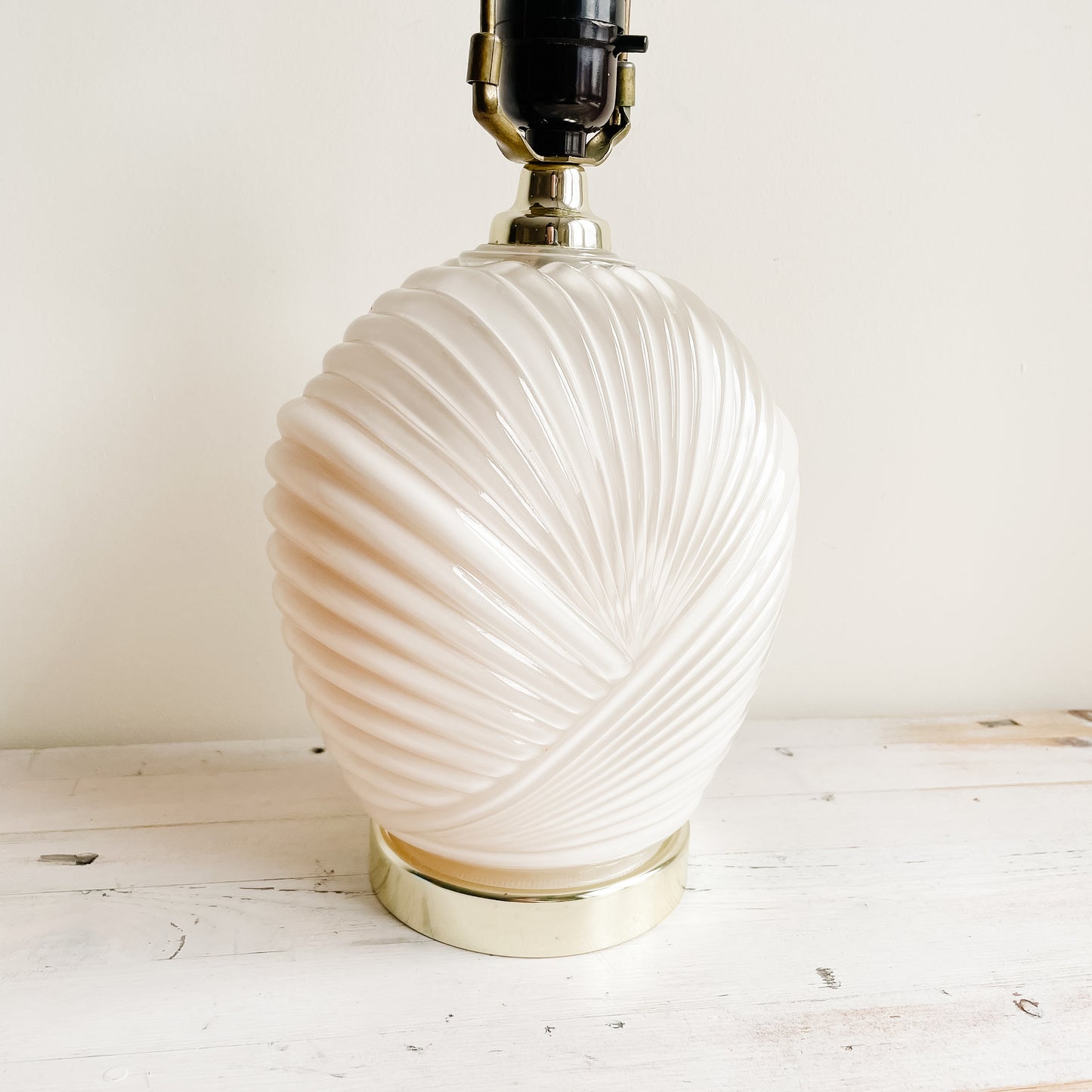 Cream/White 1980s Art Deco Shell Lamp (13")