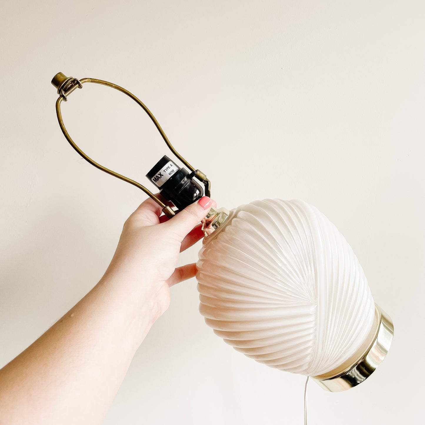 Cream/White 1980s Art Deco Shell Lamp (13")