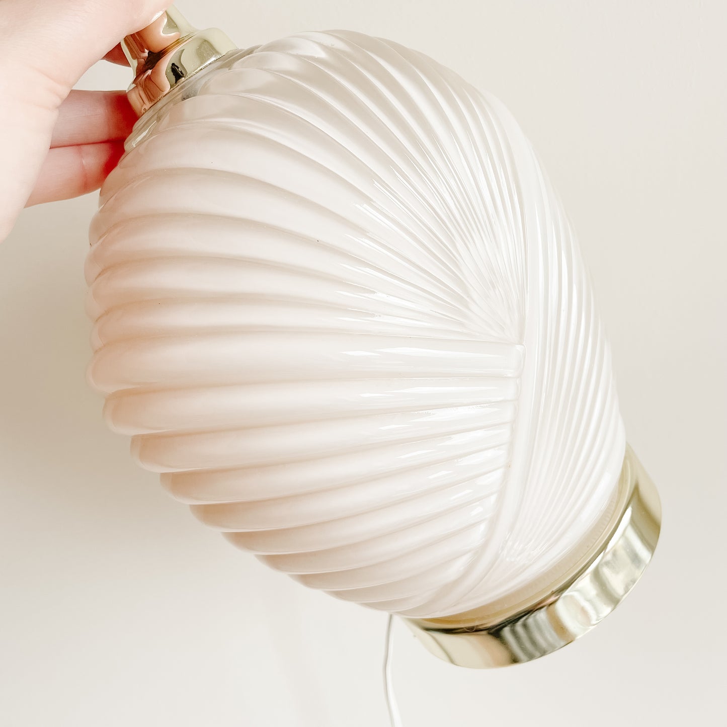Cream/White 1980s Art Deco Shell Lamp (13")