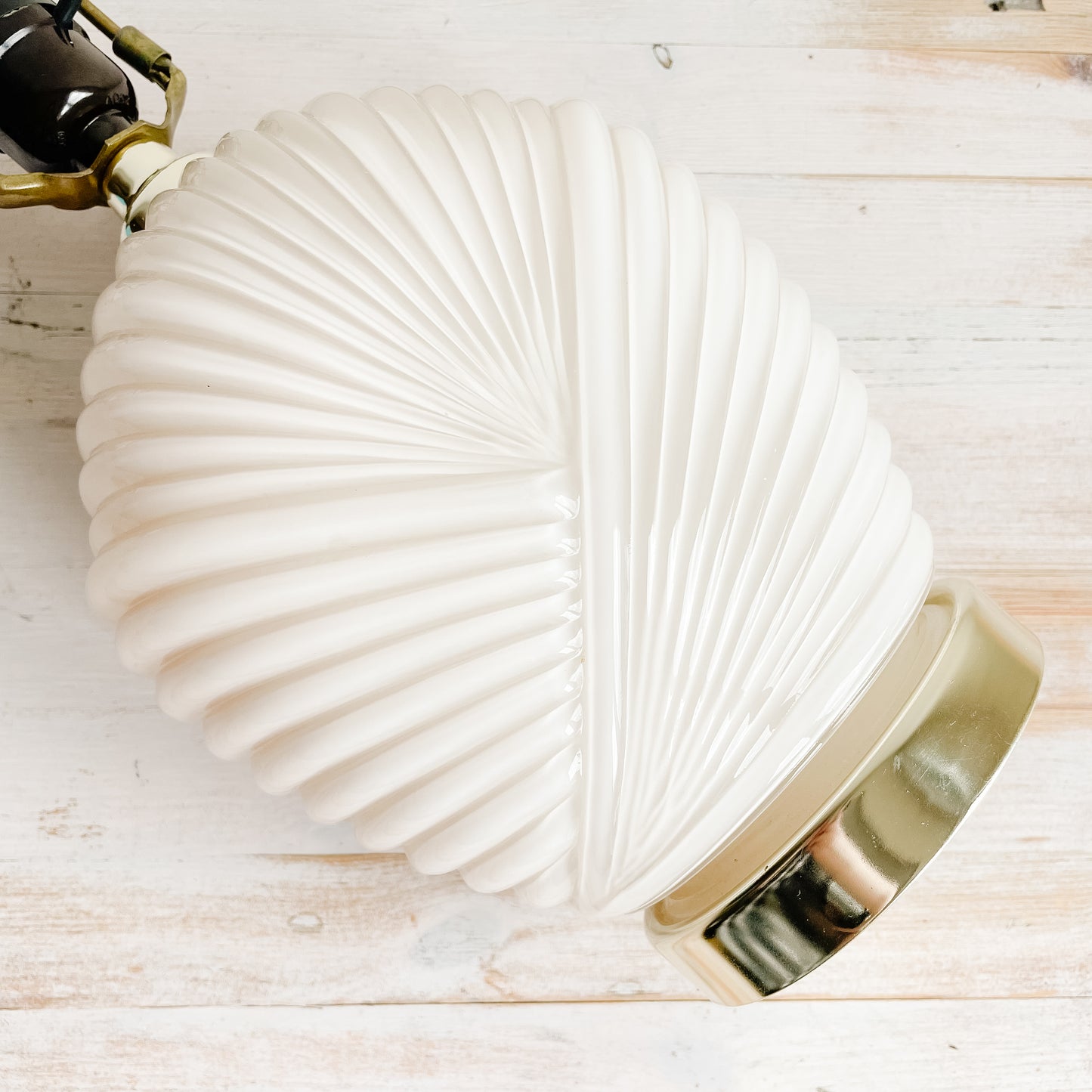 Cream/White 1980s Art Deco Shell Lamp (13")