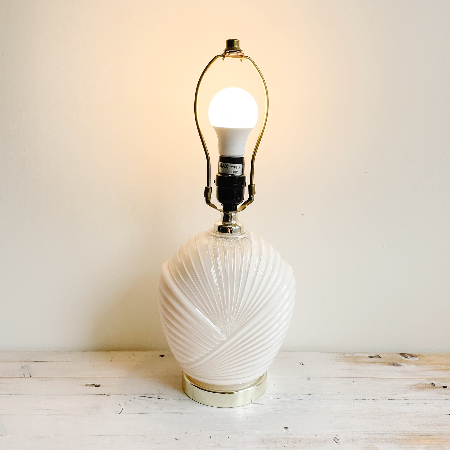 Cream/White 1980s Art Deco Shell Lamp (13")