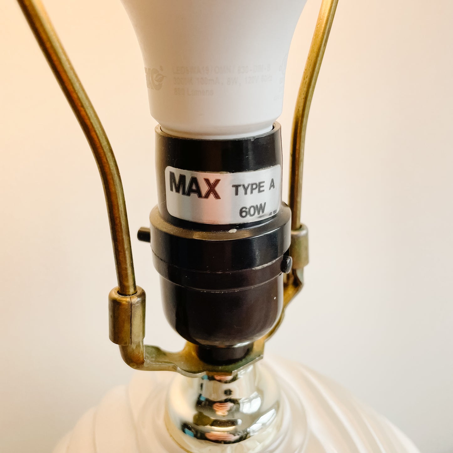 Cream/White 1980s Art Deco Shell Lamp (13")