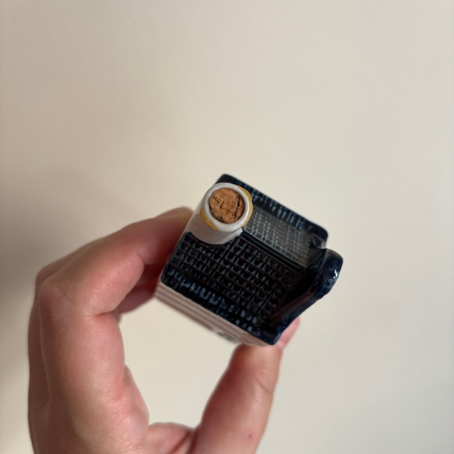 KLM Delft Blue Dutch House No 40 - Bols Gin