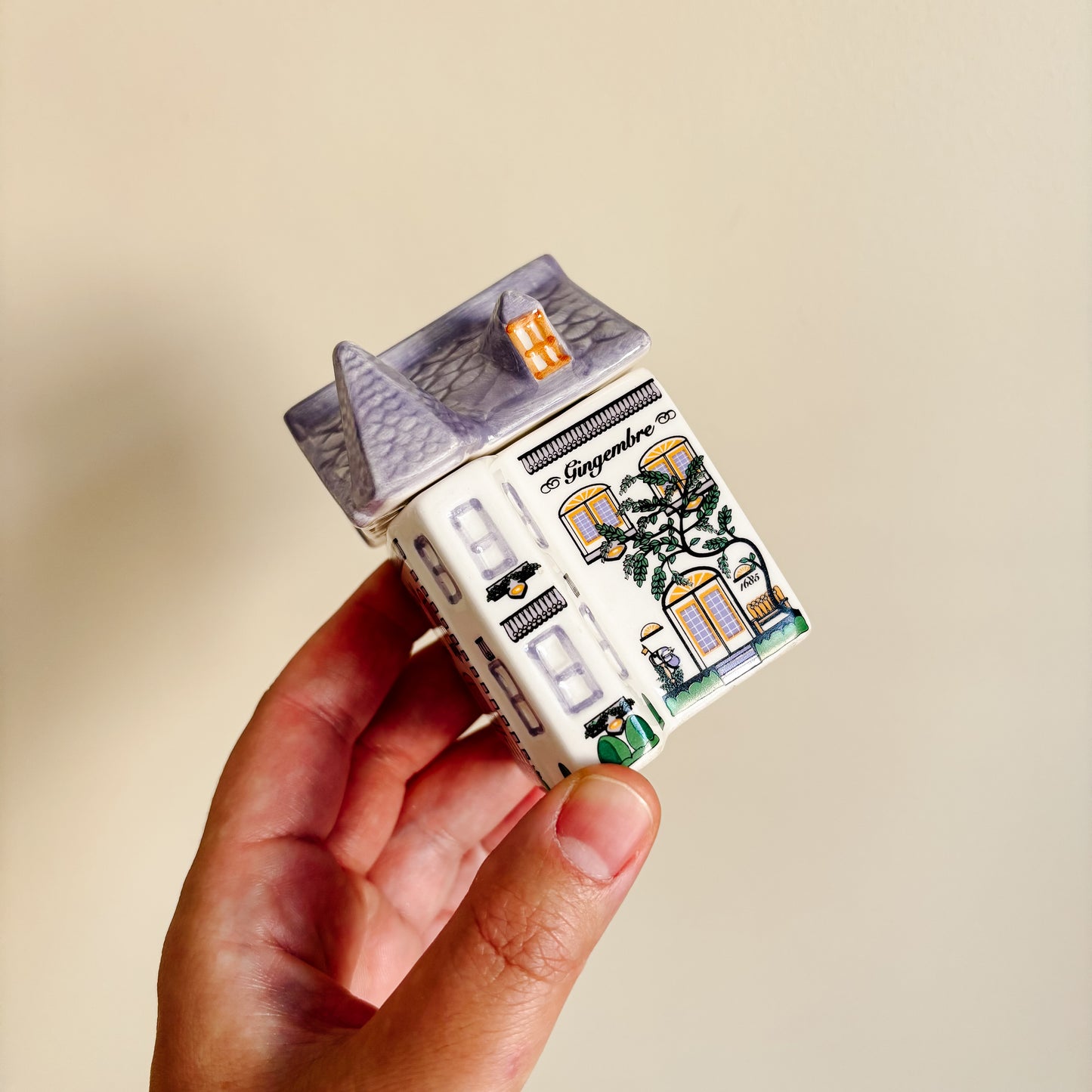 Avon Spice Village Houses (French Writing)