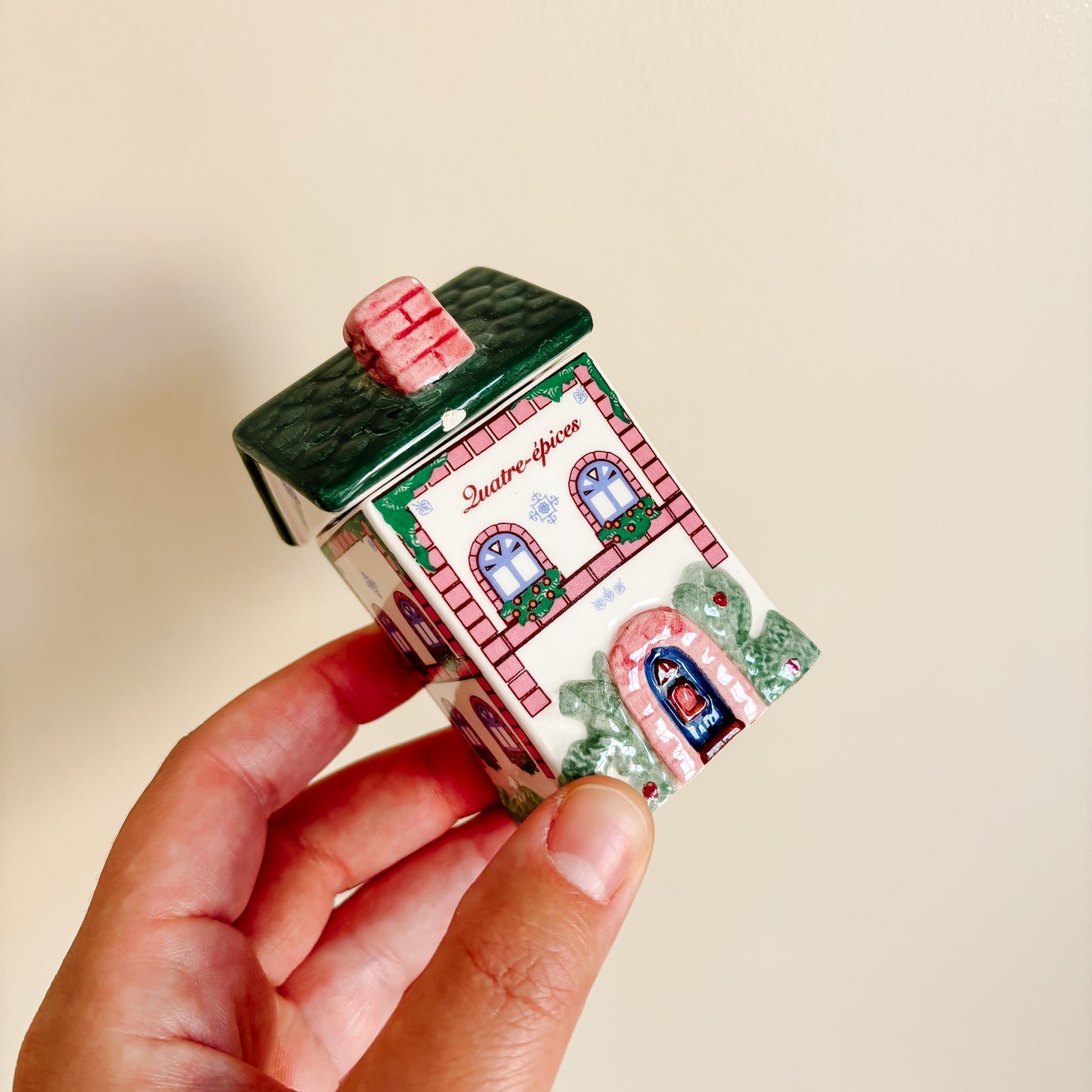 Avon Spice Village Houses (French Writing)