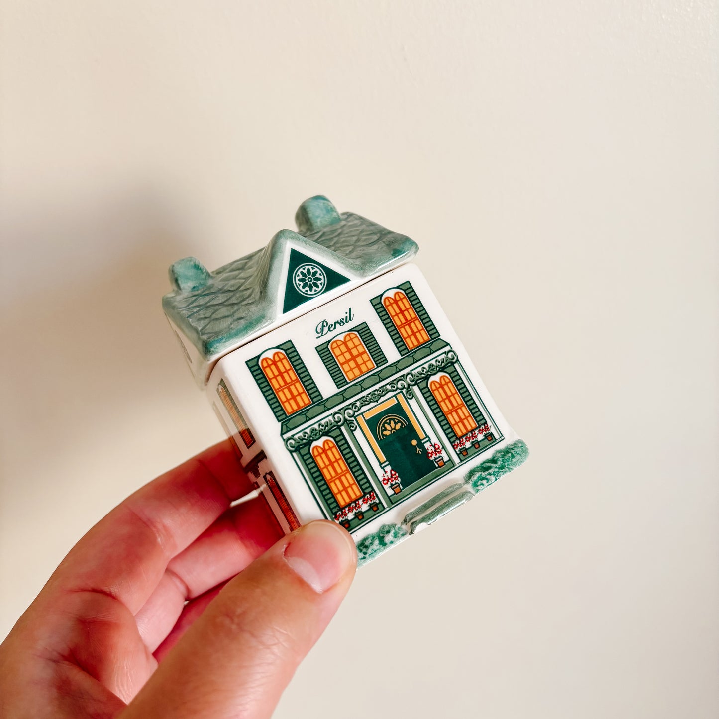 Avon Spice Village Houses (French Writing)