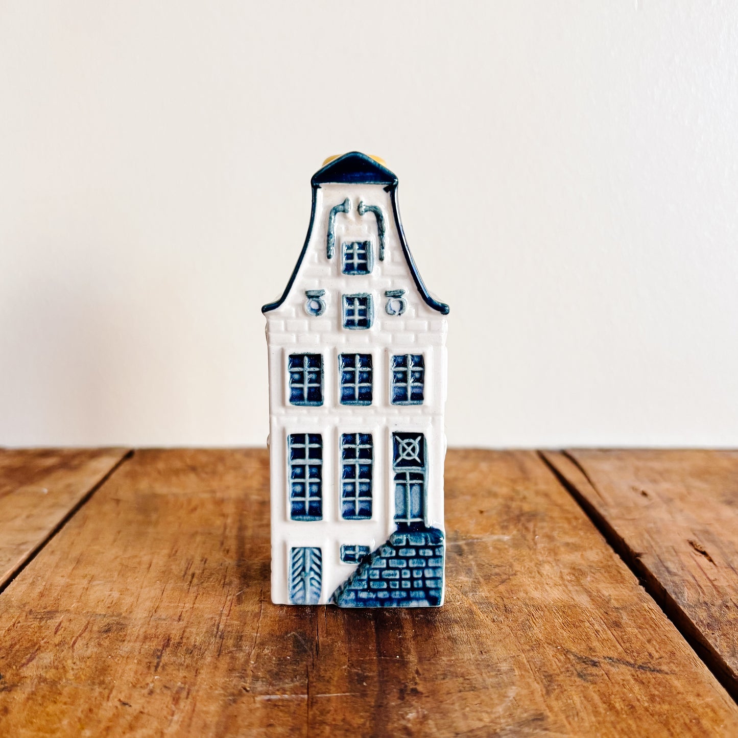 KLM Delft Blue Dutch House No 9 - Bols Gin