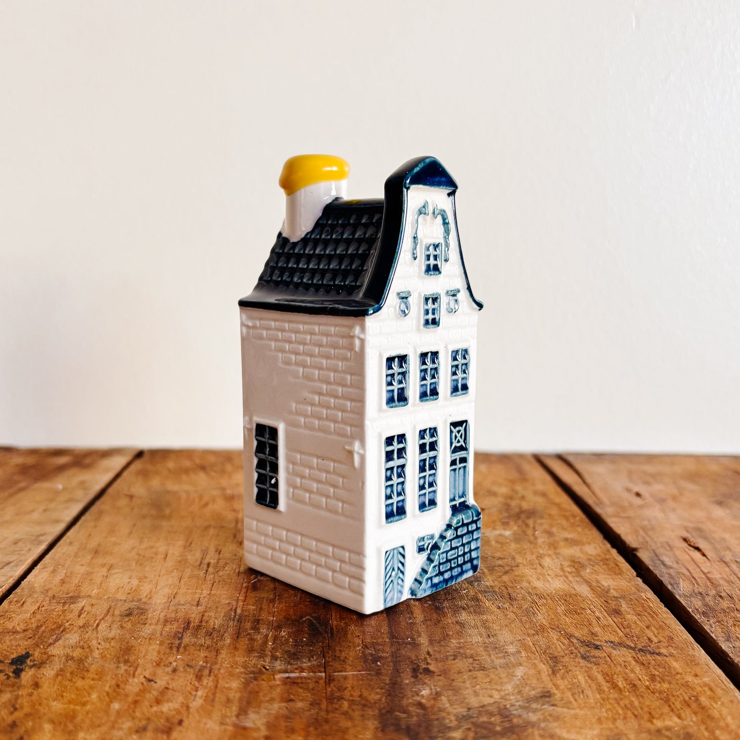 KLM Delft Blue Dutch House No 9 - Bols Gin