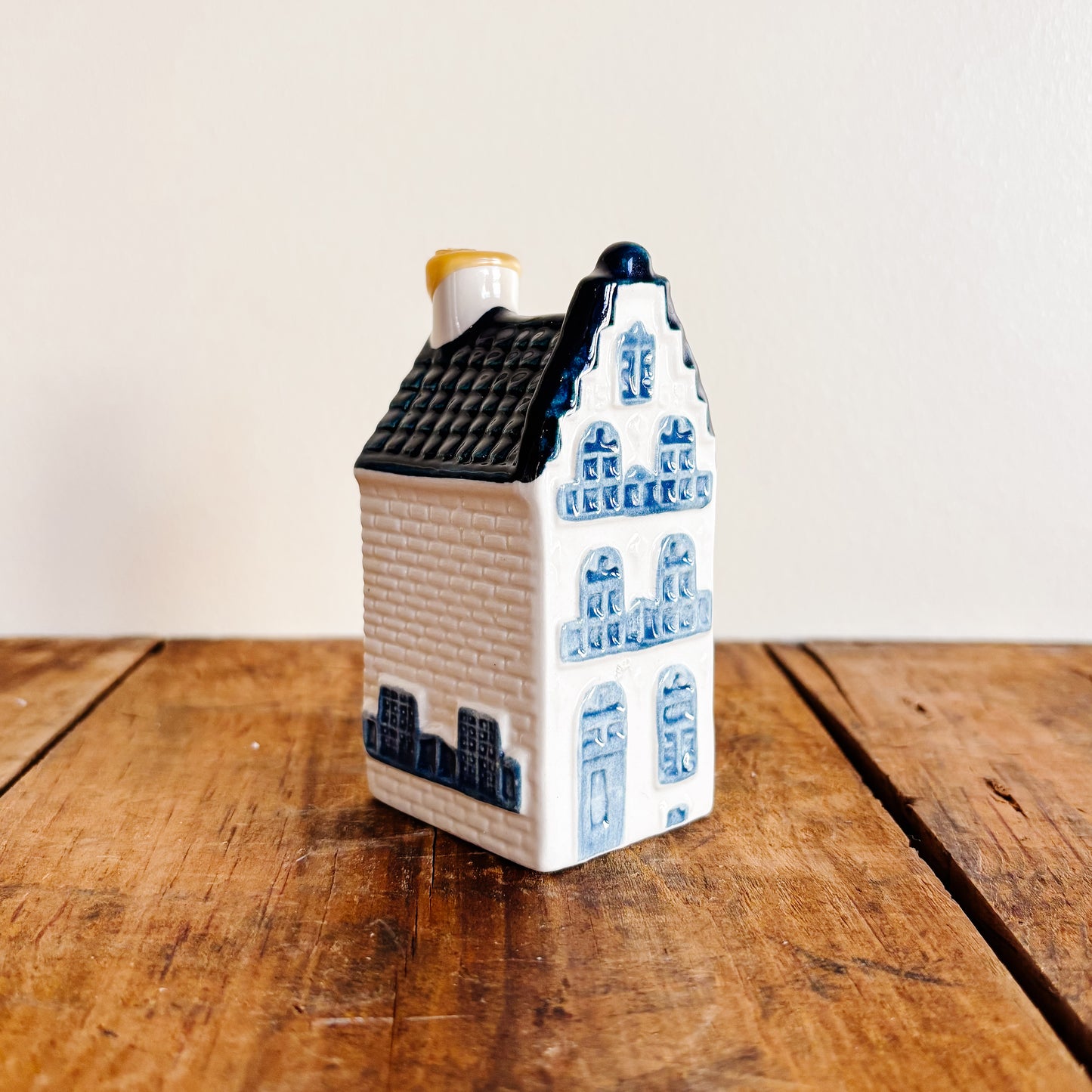 KLM Delft Blue Dutch House No 18 - Bols Gin