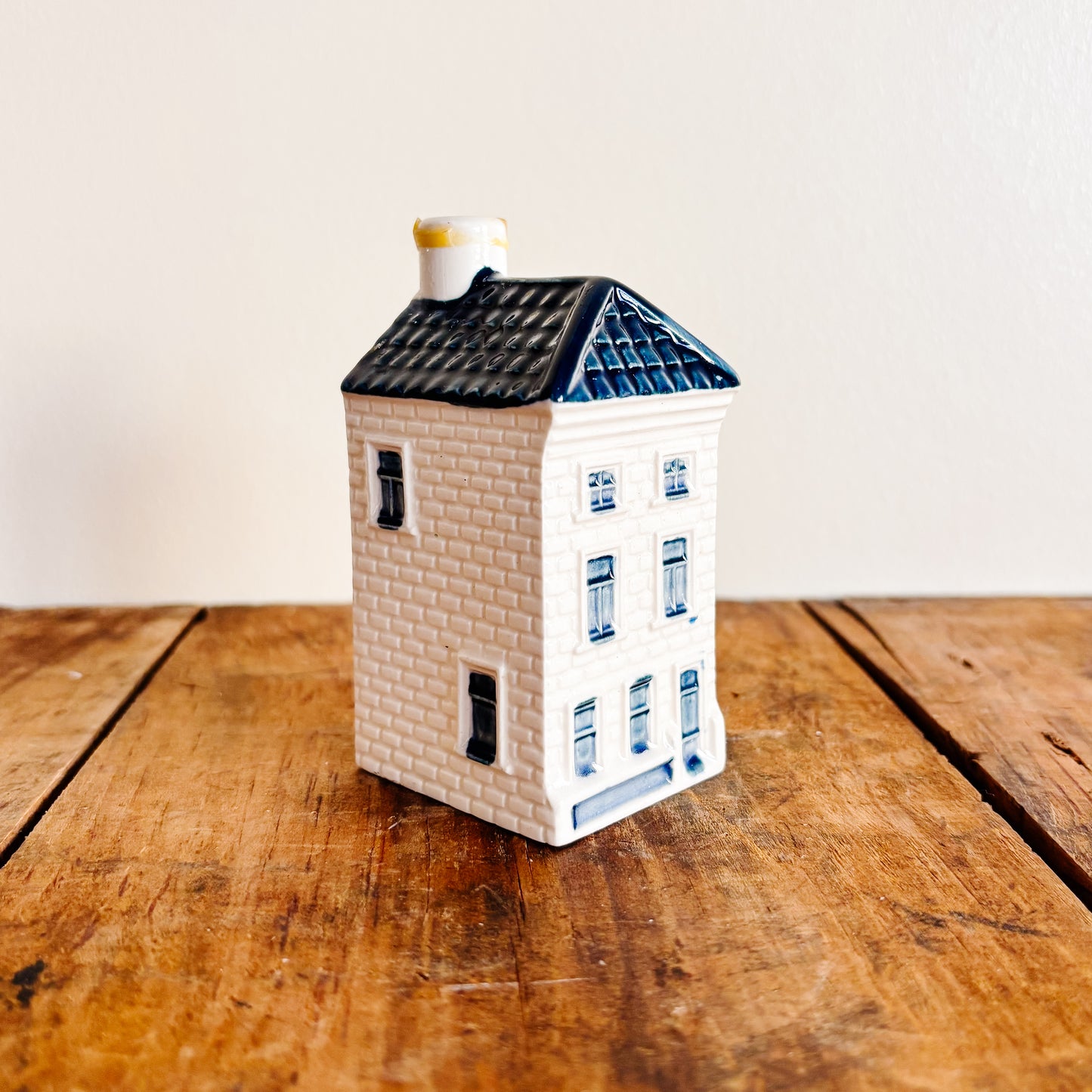 KLM Delft Blue Dutch House No 26 - Bols Gin