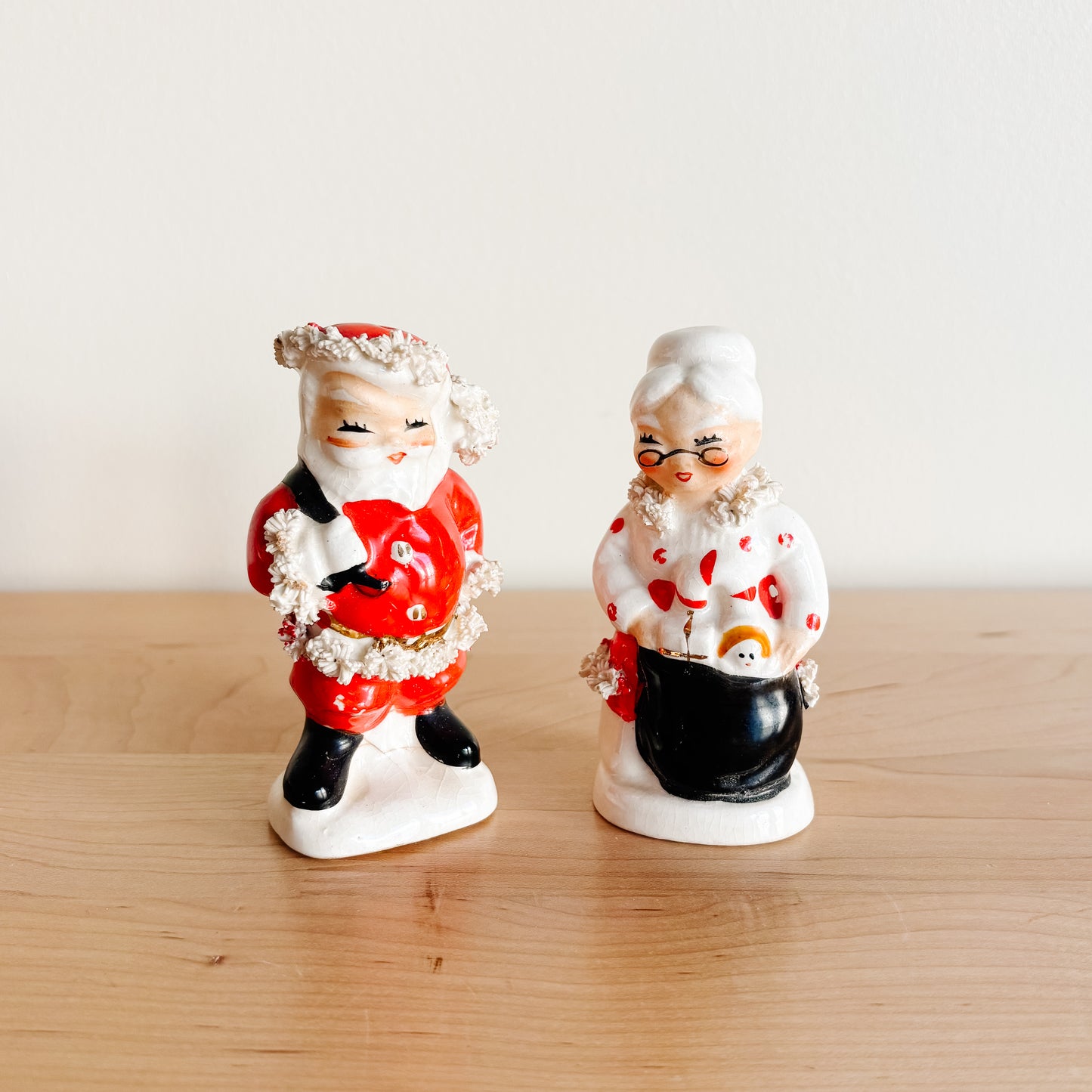 Salt & Pepper Shakers - 1950s Napco Giftcraft Japan Spaghetti Trim Santa