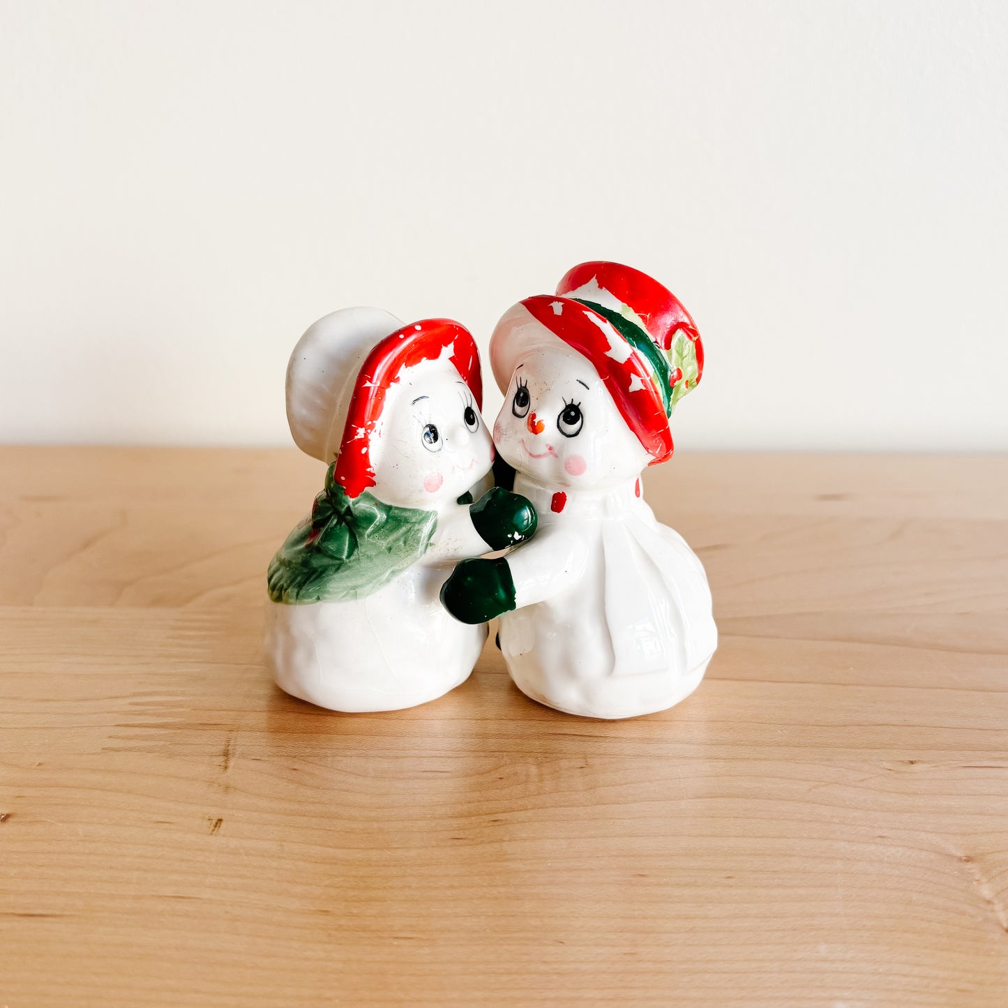 Salt & Pepper Shakers - Hugging Snowman Couple