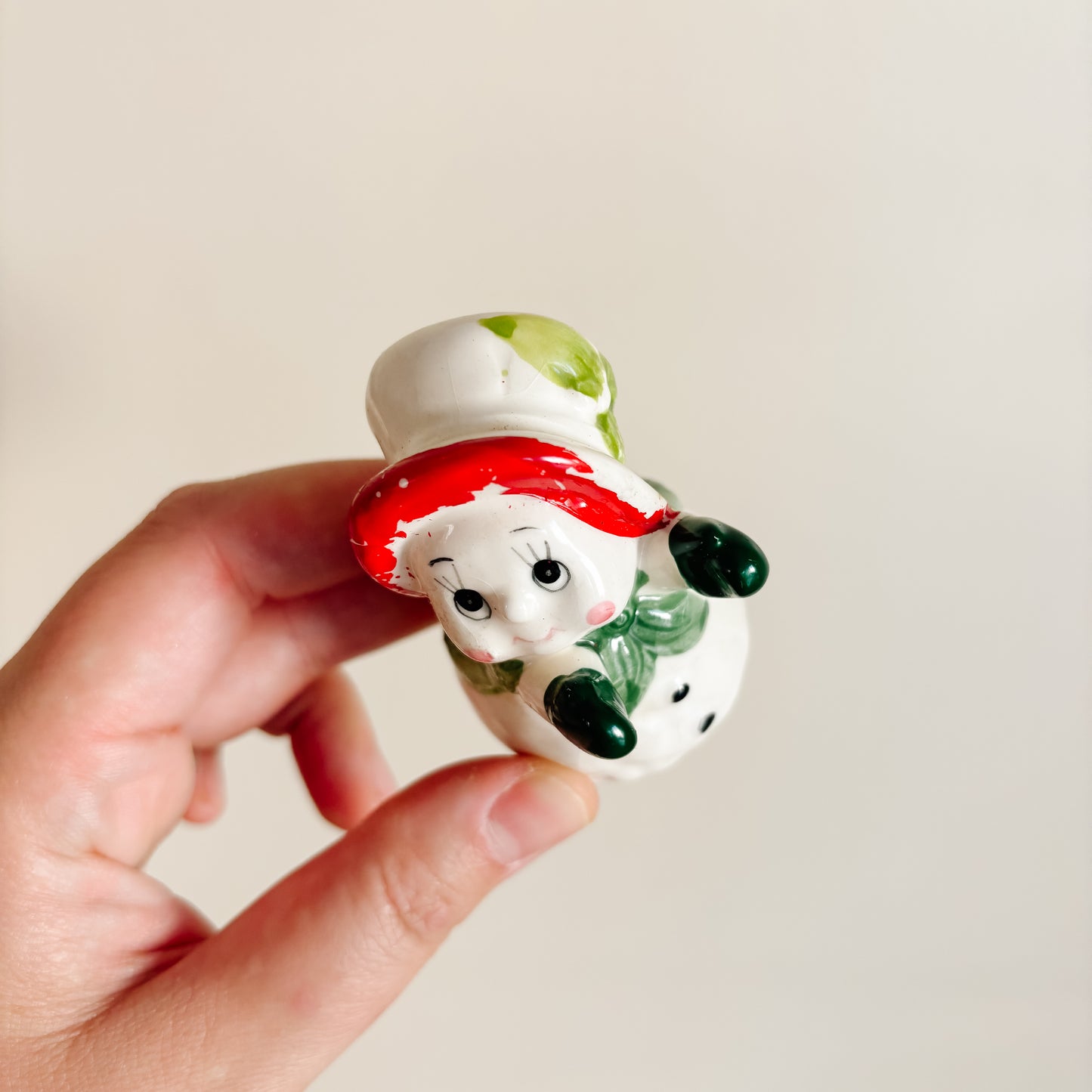 Salt & Pepper Shakers - Hugging Snowman Couple