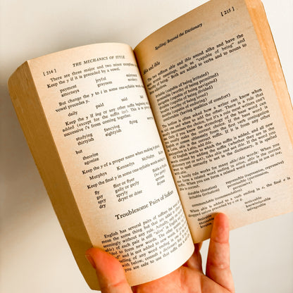 The Writer's Hotline Handbook: A Guide to Good Usage and Effective Writing (1981)