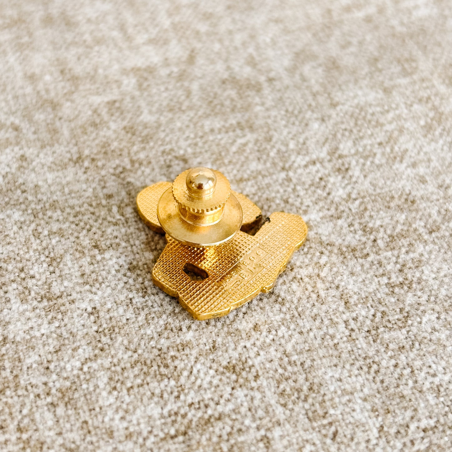McDonald's Pin - Ronald McDonald Sitting and Waving - Vintage from the 1980s