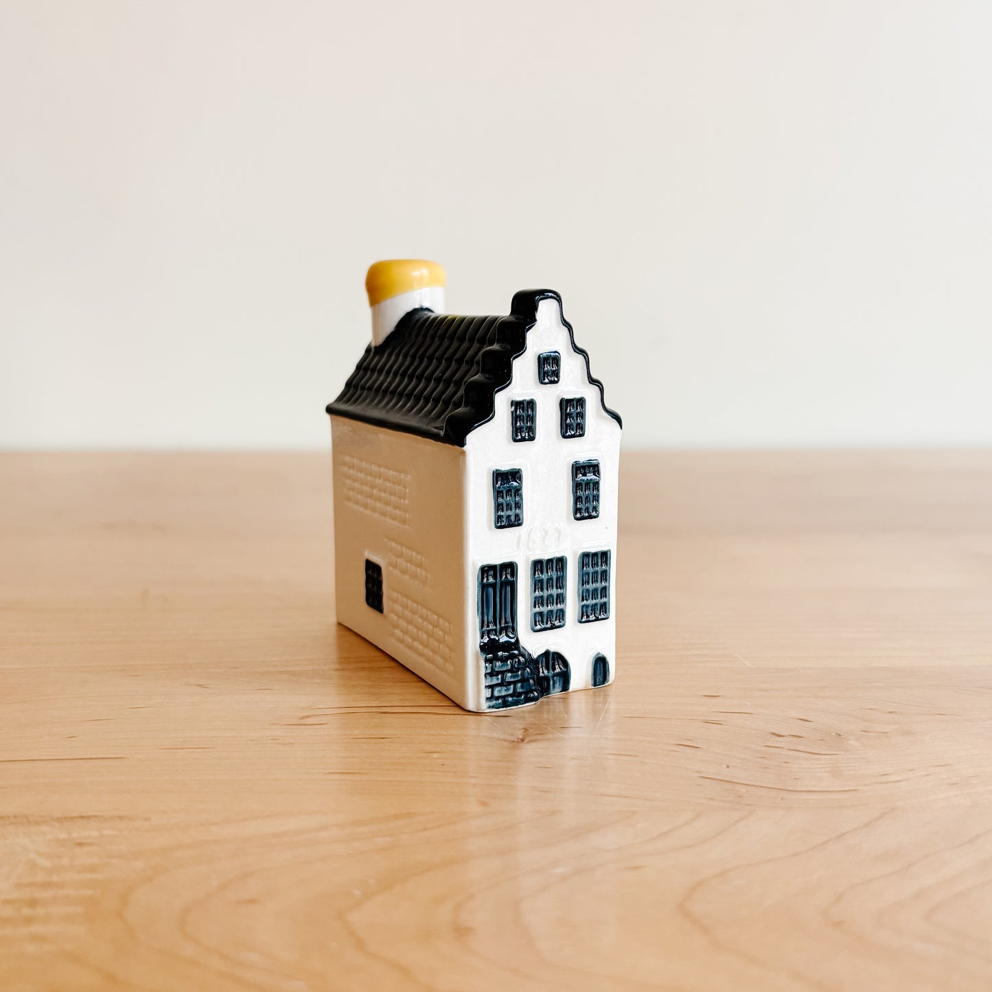 KLM Delft Blue Dutch Canal House No 2 - Bols Gin