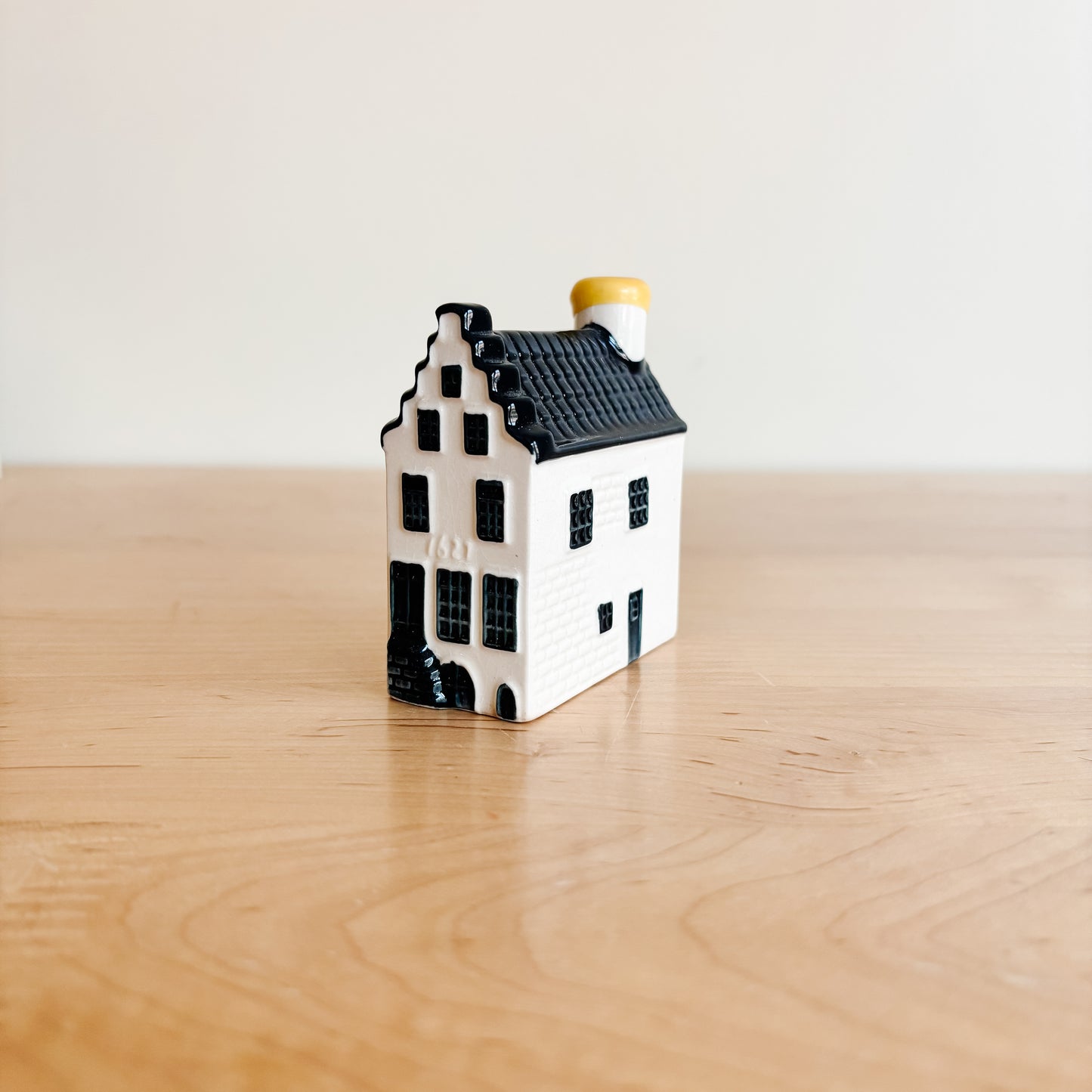 KLM Delft Blue Dutch Canal House No 2 - Bols Gin