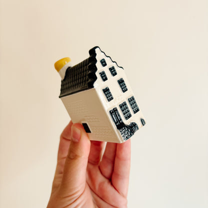 KLM Delft Blue Dutch Canal House No 2 - Bols Gin