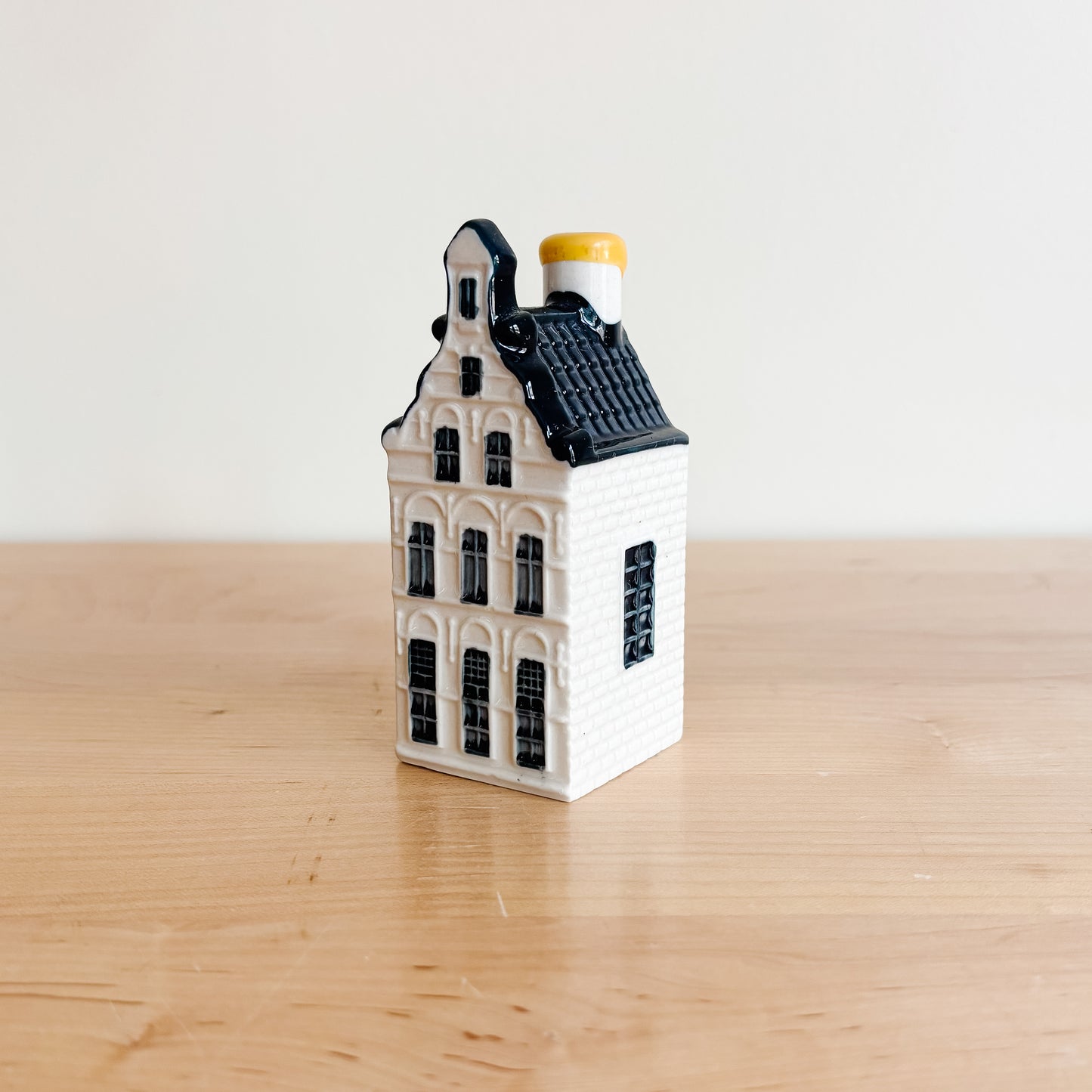KLM Delft Blue Dutch Canal House No 25 - Bols Gin