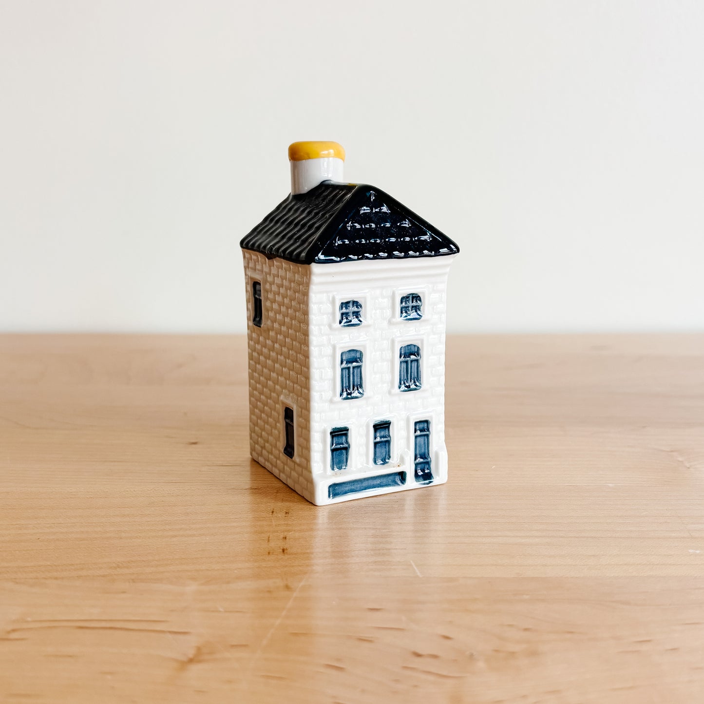 KLM Delft Blue Dutch Canal House No 26 - Bols Gin