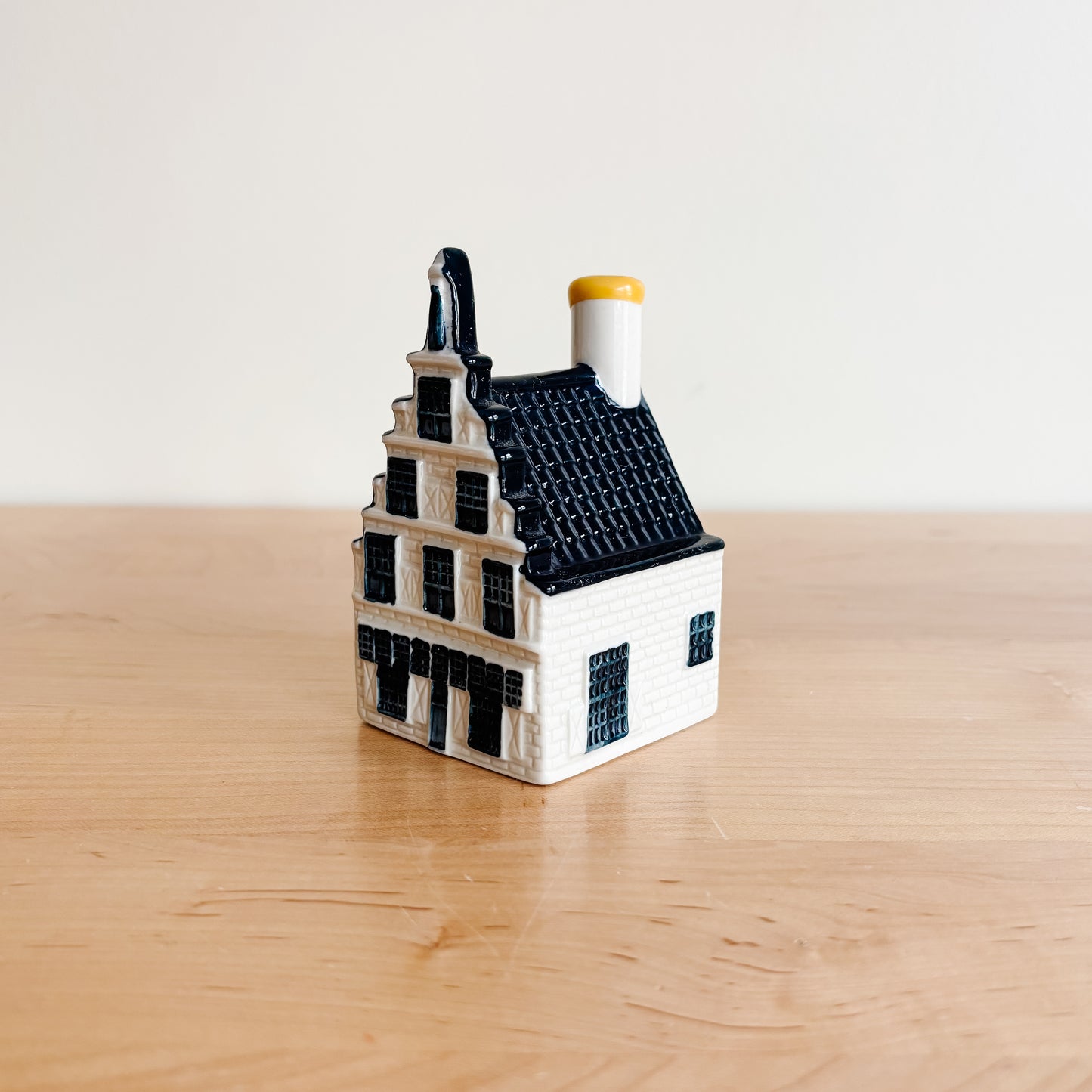 KLM Delft Blue Dutch Canal House No 29 - Bols Gin