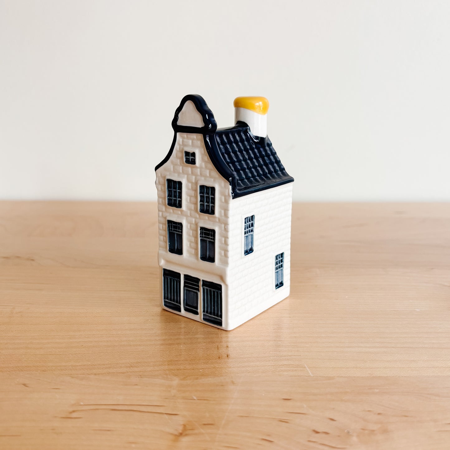 KLM Delft Blue Dutch Canal House No 30 - Bols Gin