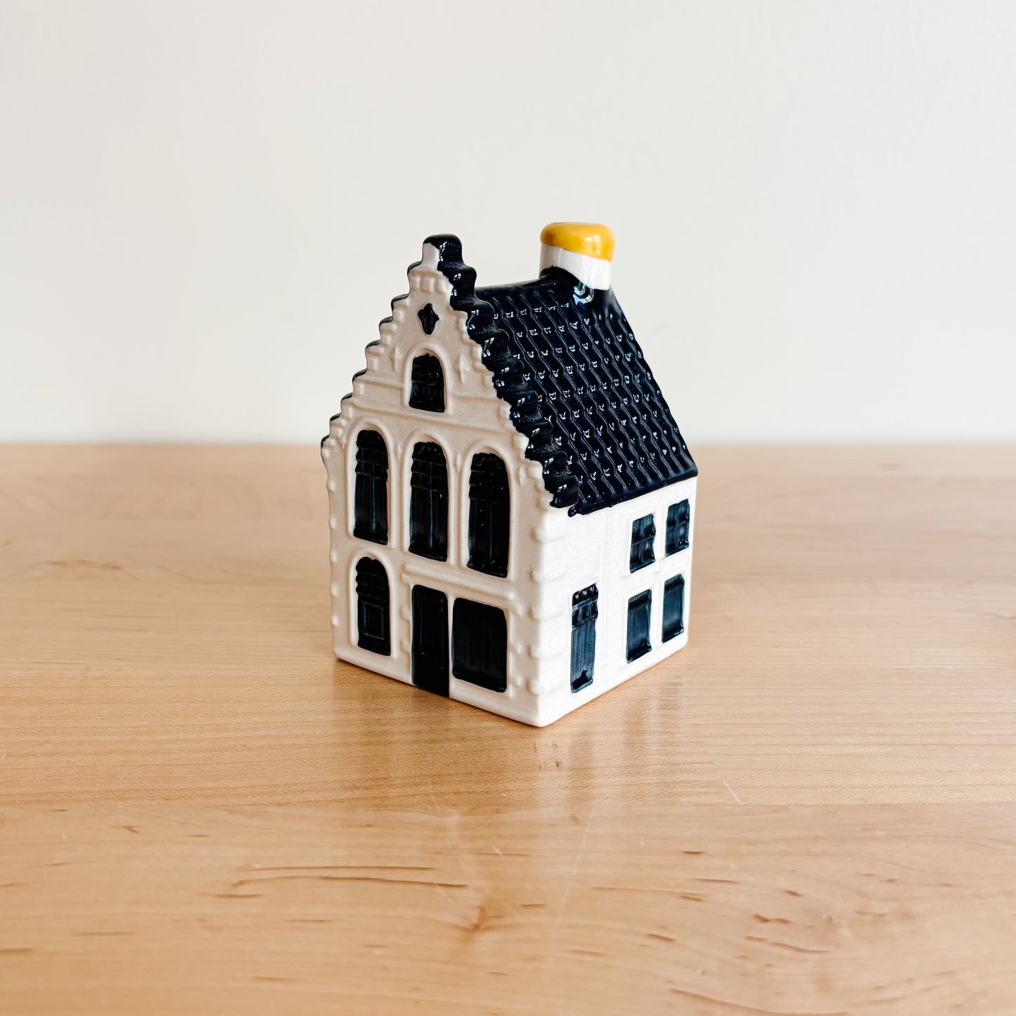 KLM Delft Blue Dutch Canal House No 49 - Bols Gin