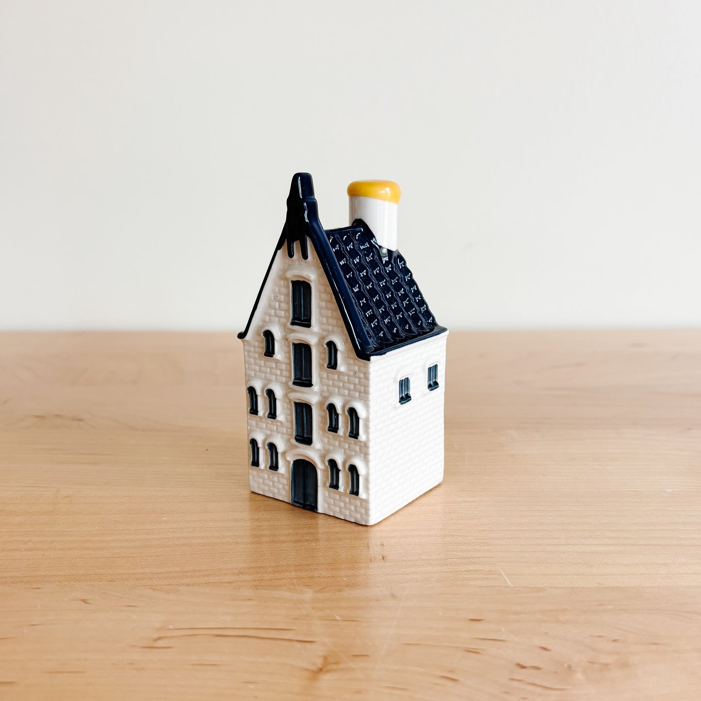 KLM Delft Blue Dutch Canal House No 70 - Bols Gin