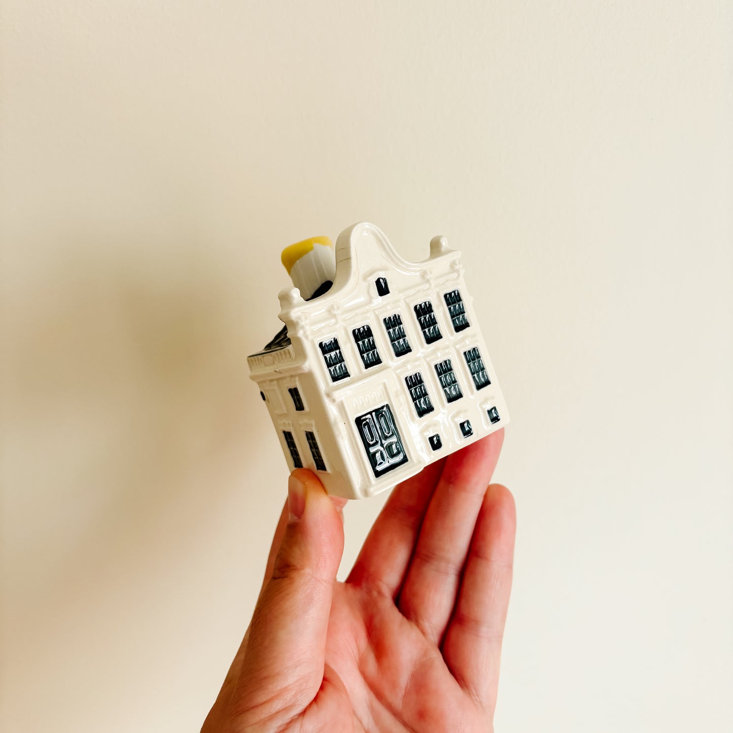 KLM Delft Blue Dutch Canal House No 90 - Bols Gin