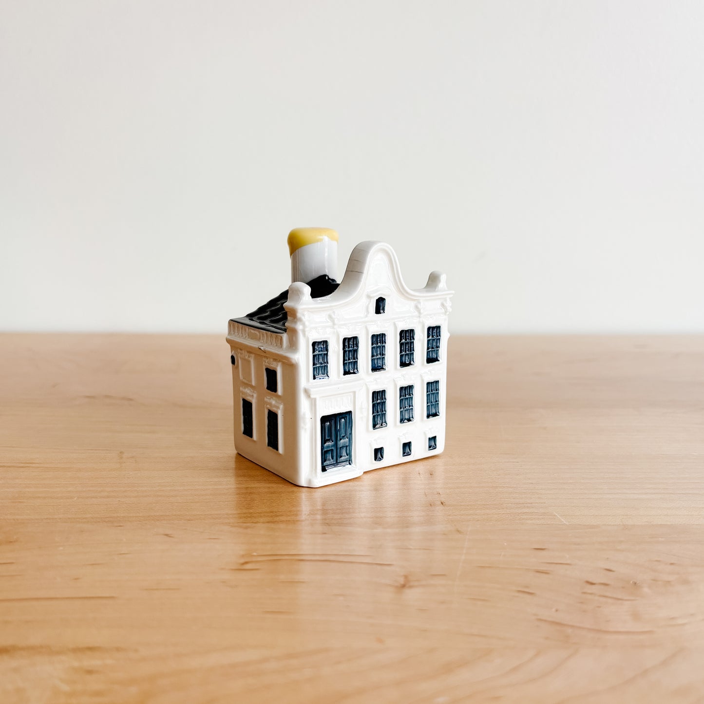 KLM Delft Blue Dutch Canal House No 90 - Bols Gin