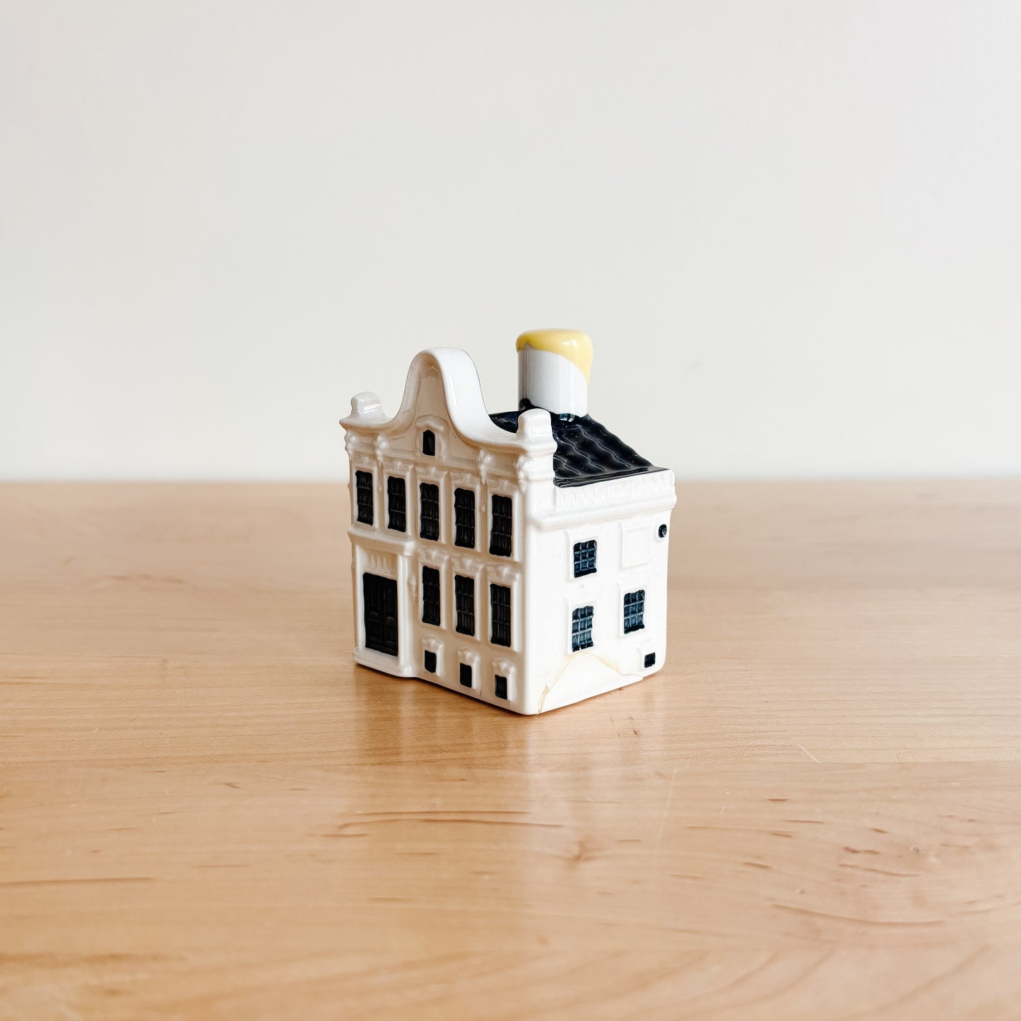 KLM Delft Blue Dutch Canal House No 90 - Bols Gin