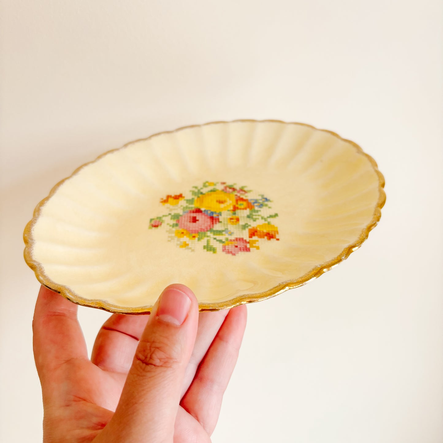18k Gold Oval Plate with Needlepoint Floral Center - Sovereign Canada British Empire Made