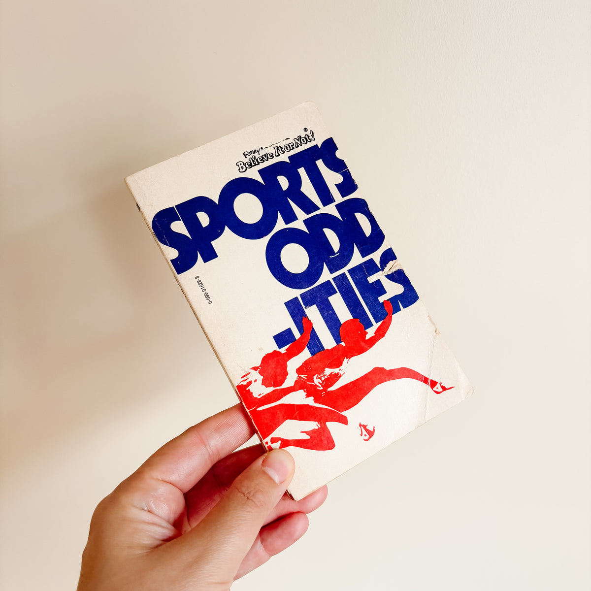 Ripley's Believe It or Not Sports Oddities - Book of fun facts! - Scholastic (1969)